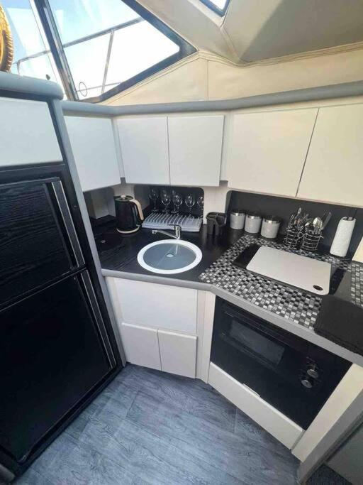 Yacht "X": Luxury Marina Stay with City Access Southampton Exterior photo