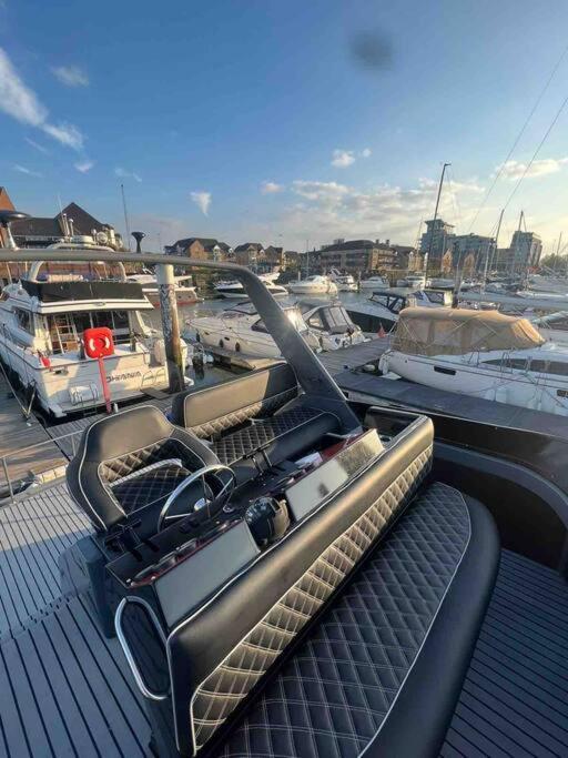 Yacht "X": Luxury Marina Stay with City Access Southampton Exterior photo