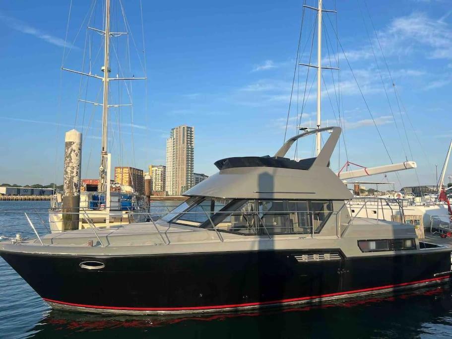 Yacht "X": Luxury Marina Stay with City Access Southampton Exterior photo
