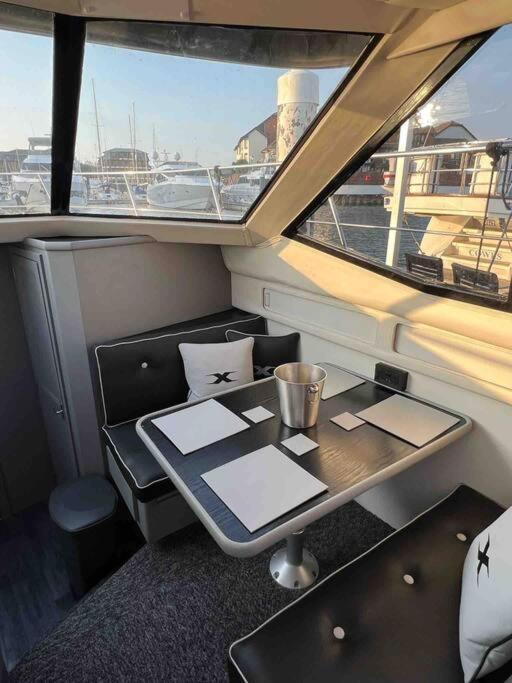 Yacht "X": Luxury Marina Stay with City Access Southampton Exterior photo