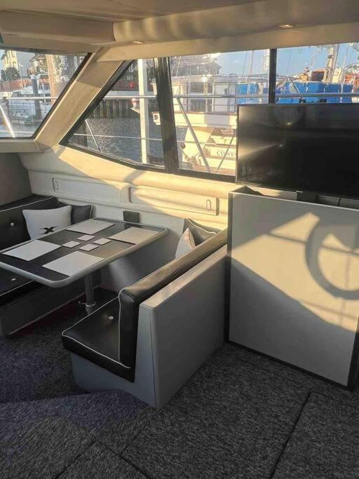 Yacht "X": Luxury Marina Stay with City Access Southampton Exterior photo
