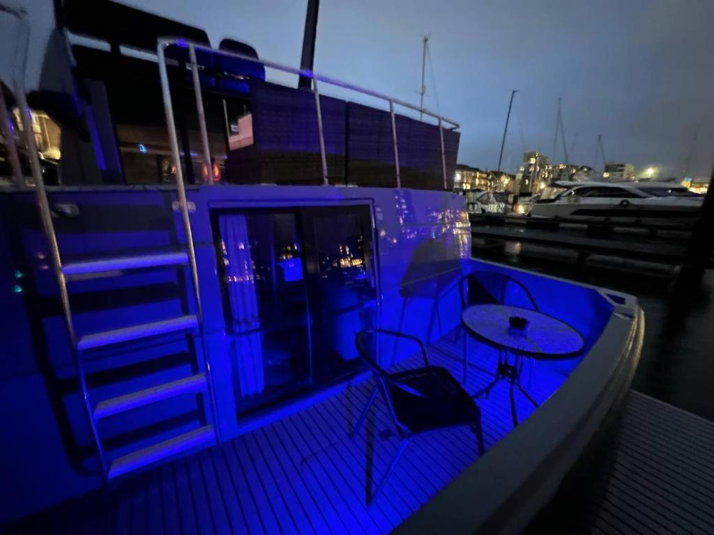 Yacht "X": Luxury Marina Stay with City Access Southampton Exterior photo